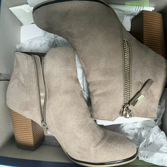 Beautiful Taupe Suede Ankle Boots - 9.5 Medium - Picture 4 of 8